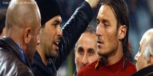 L'ultras De Santis, detto Gastone, a colloquio con Totti in occasione del derby del 2004