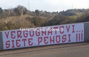 Striscione esposto a Trigoria