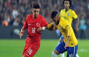 Ozan Tufan contrasta Neymar