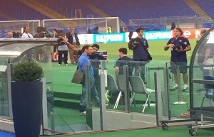 Suarez e Messi a bordocampo all'Olimpico