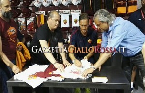 Ritiro Pinzolo Totti autografi Roma Store