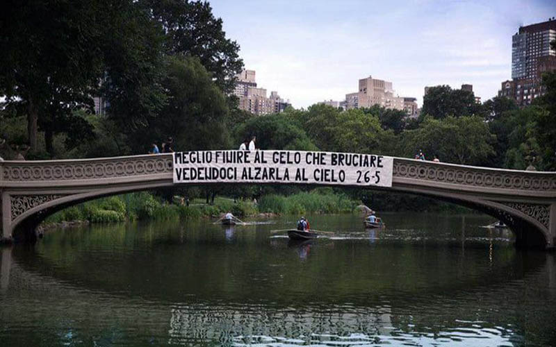 Striscione laziale per la Roma a New York